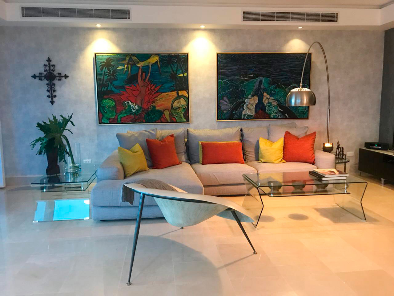 Salón decorado con colores llamativos