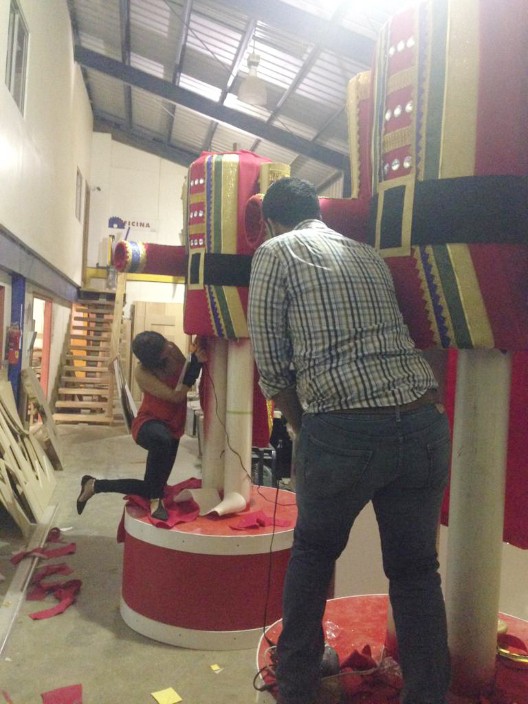 Trabajando en decoración navideña con Eduardo